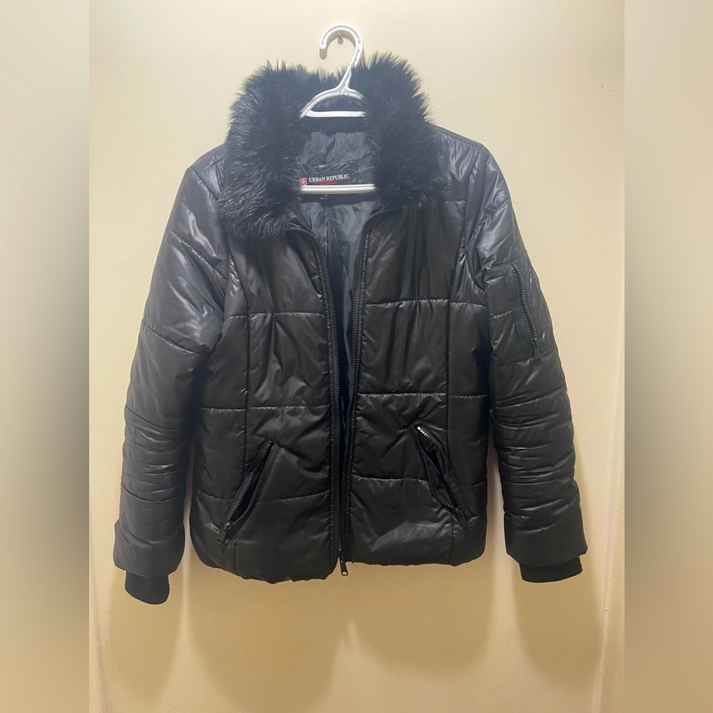 Chic & Cozy: Urbane Republic Women's Full Zip Black Puffer Jacket Size Medium-